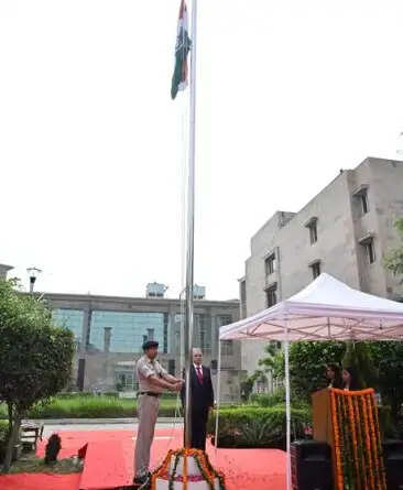 स्वतंत्रता दिवस पर लोकपाल अध्यक्ष ने तिरंगा फहराया, स्वच्छ और भ्रष्टाचार मुक्त शासन की प्रतिबद्धता दोहराई