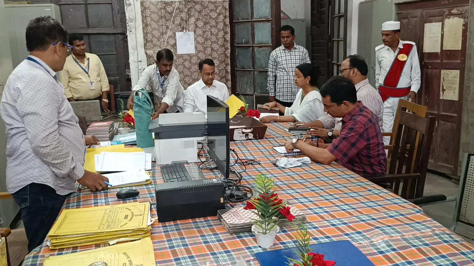 जिलाधिकारी वैभव श्रीवास्तव ने किया जिला सामान्य शाखा का औचक निरीक्षण