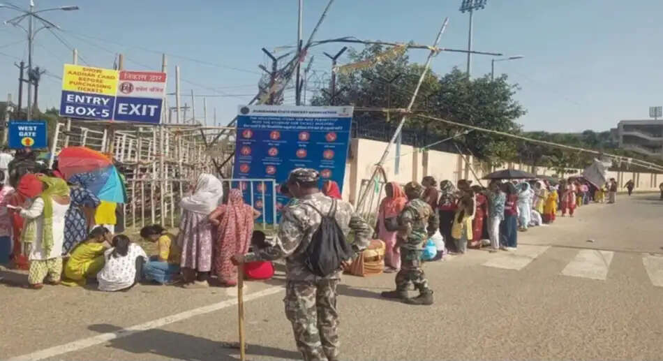 भारत-वेस्टइंडीज टी-20 से पहले टिकटों के लिए उमड़ी भीड़, रात दो बजे से कतार में लगे प्रशंसक