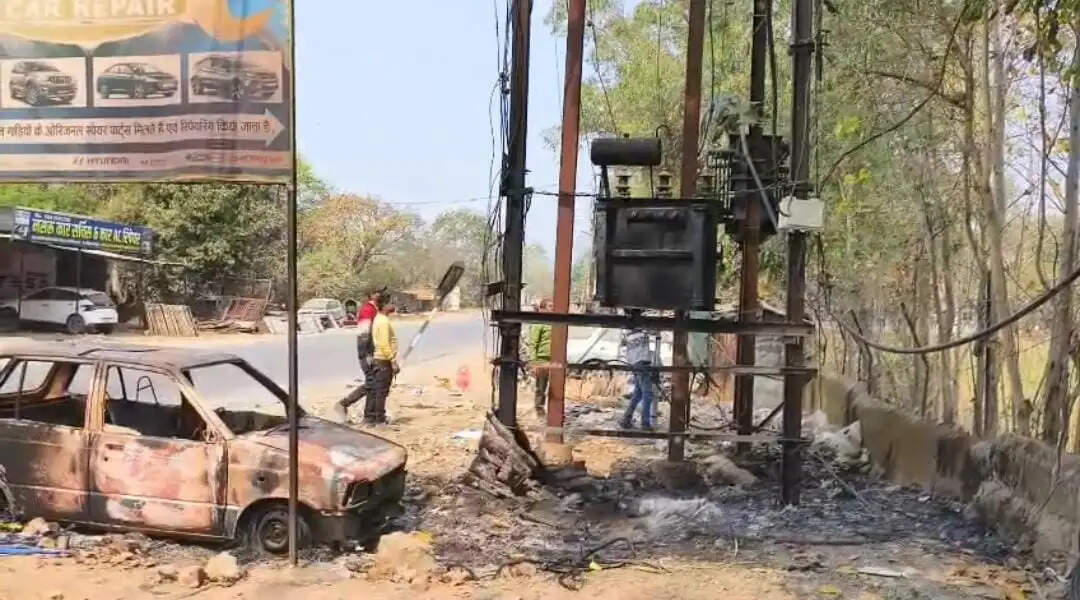 कोरबा : ट्रांसफार्मर में शॉर्ट सर्किट से कचरे के ढेर में लगी भीषण आग, कार जली