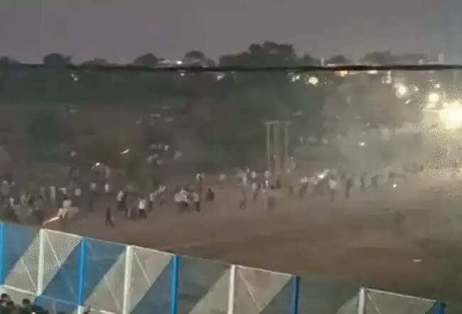 मप्र के इंदौर के गौतमपुरा में हुआ हिंगोट युद्ध,पांच योद्धा घायल