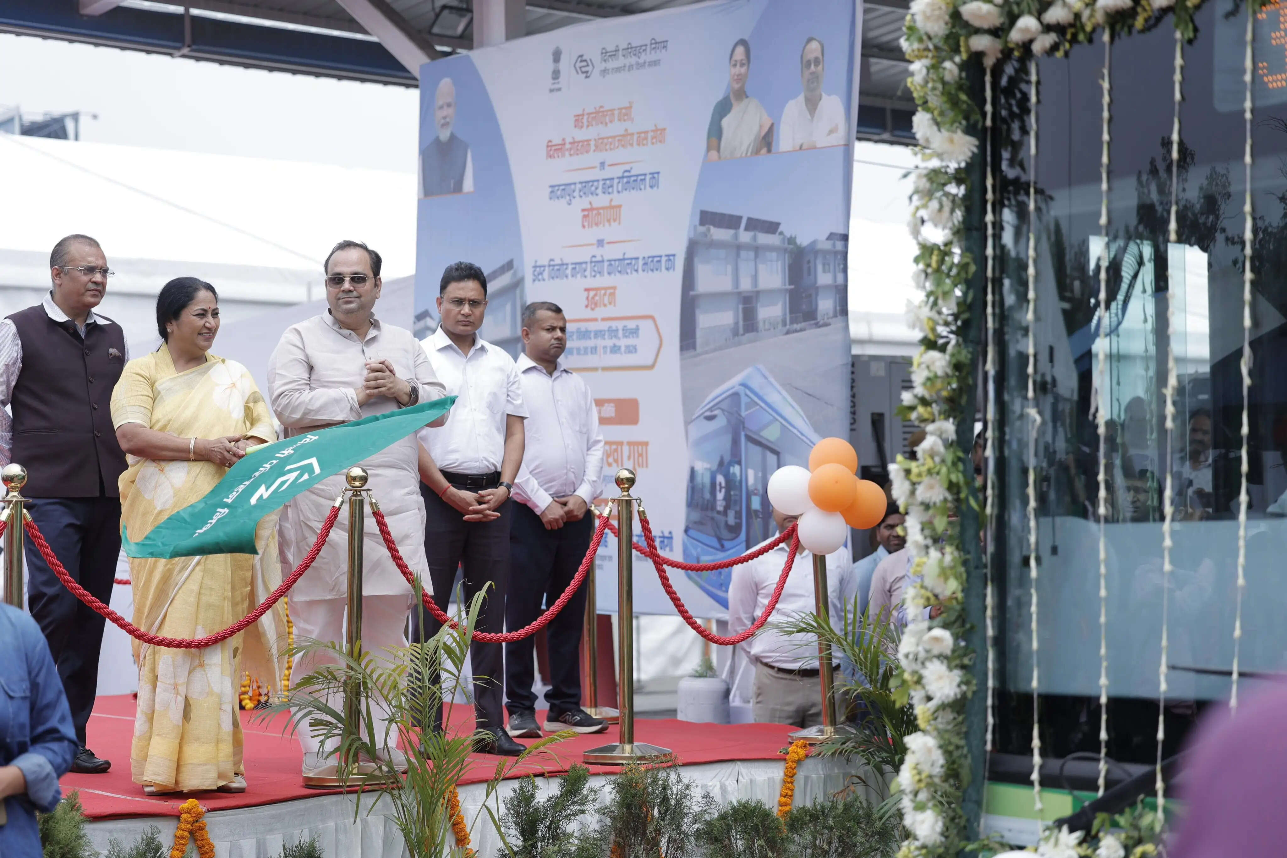 दिल्ली की मुख्यमंत्री ने 200 नई इलेक्ट्रिक बसों को हरी झंडी दिखाई