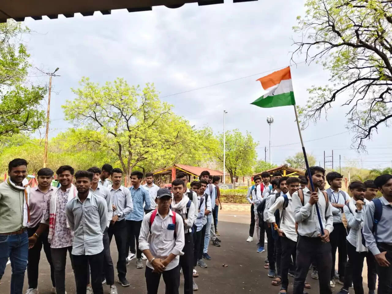 खंडवाः एबीवीपी ने सेना के समर्थन में की भारत माता की आरती