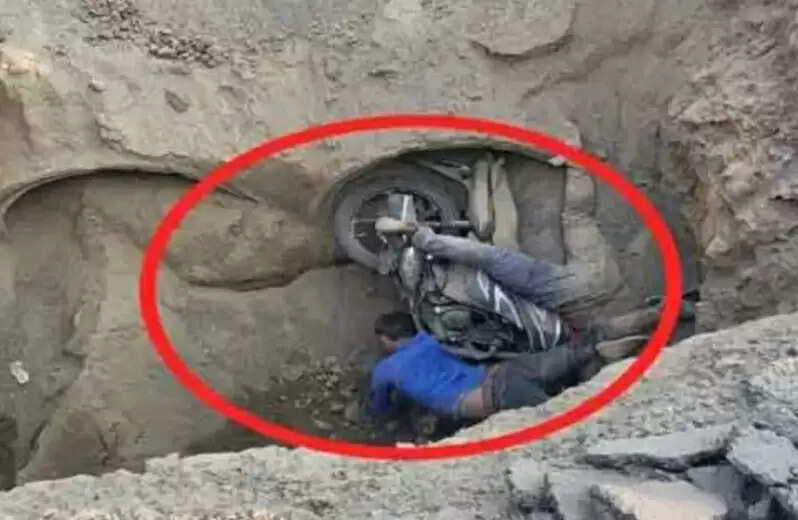 गड्ढे से दो युवक का शव बरामद, जांच में जुटी पुलिस