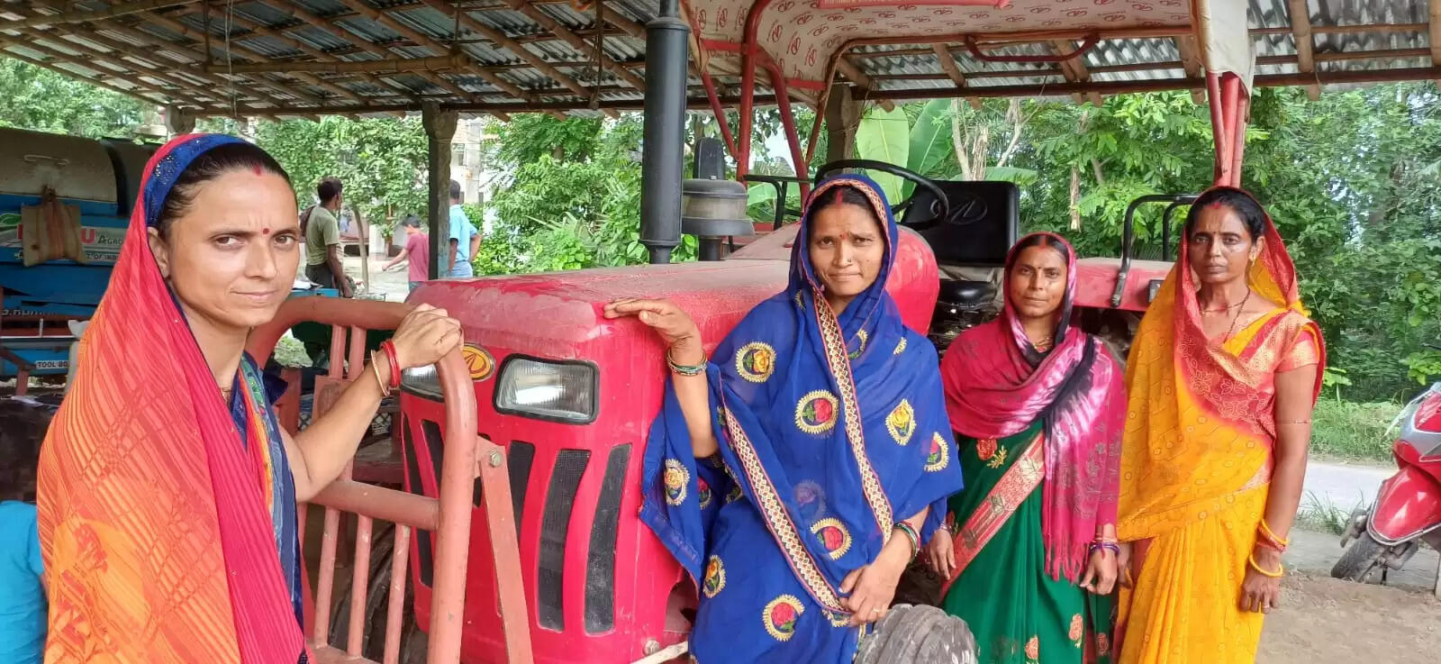 कृषि यंत्र बैंक संचालित कर आधुनिक कृषि को बढ़ावा दे रही हैं जीविका दीदियां