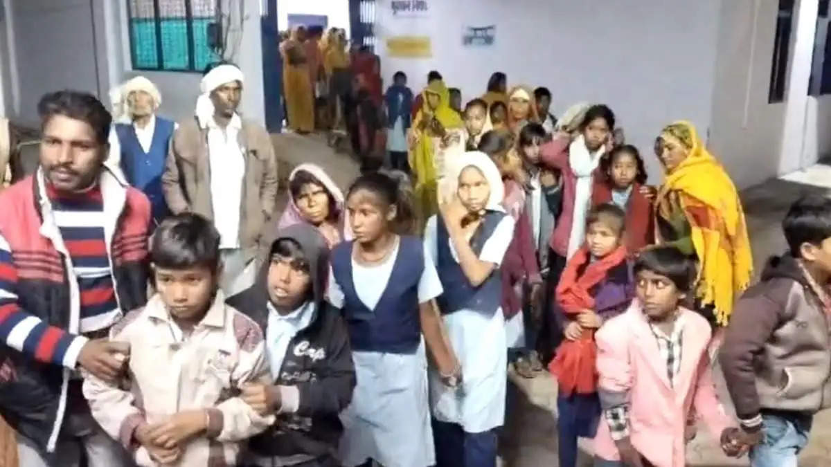 पन्ना: विक्रमपुर के शासकीय स्कूल में दूषित भोजन करने के बाद 40 बच्चे हुए बीमार, स्वास्थ्य विभाग की टीम पहुंची