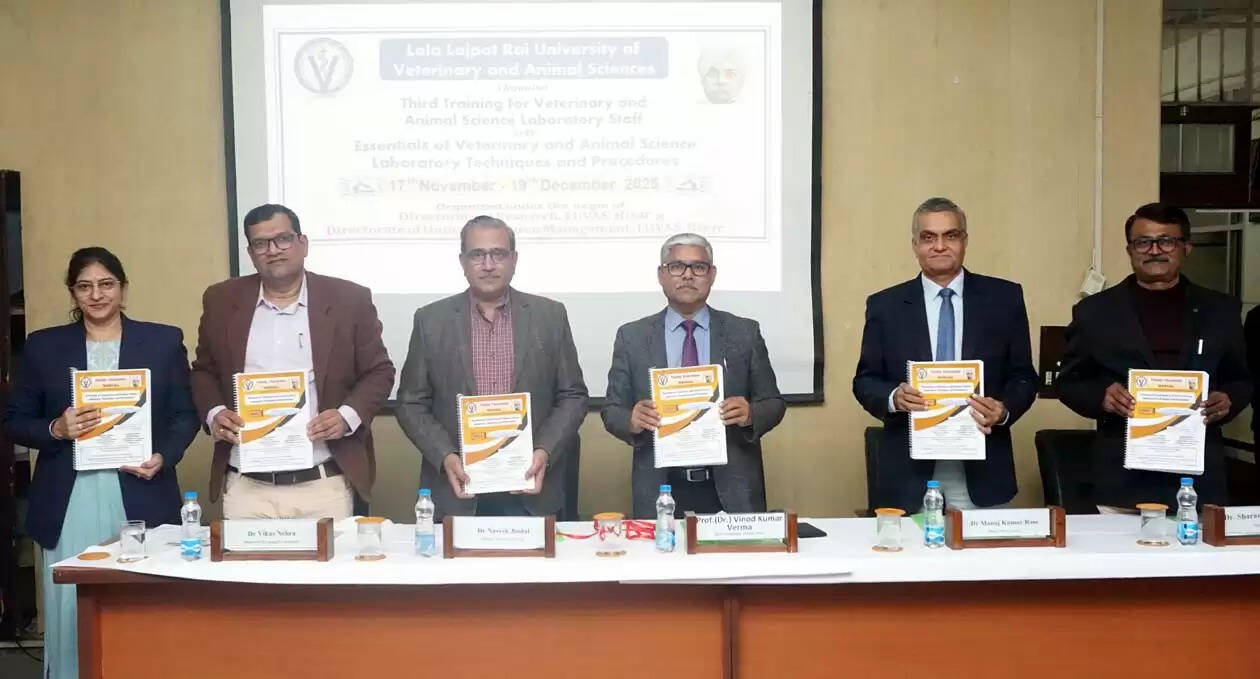 हिसार : प्रयोगशाला कर्मी विश्वविद्यालय की शिक्षण, अनुसंधान सेवाओं की आधारशिला : प्रो. विनोद वर्मा