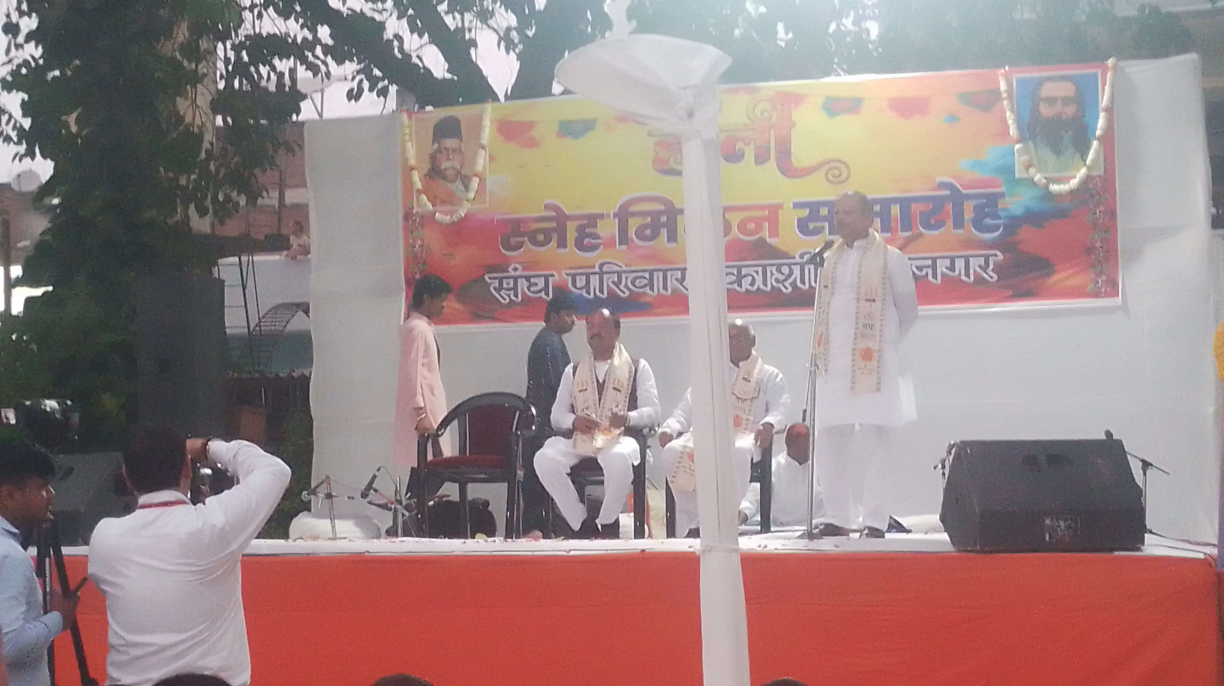 संघ परिवार के होली स्नेह मिलन समारोह में दिखी काशी की लोक परंपरा की झलक