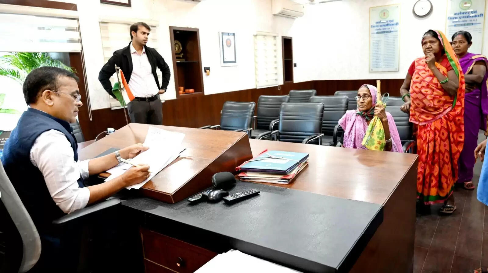 कलेक्टर श्री महोबे ने जनदर्शन में ग्रामीण एवं शहरी क्षेत्रों से पहुंचे आवेदकों की सुनी मांग एवं समस्याएं