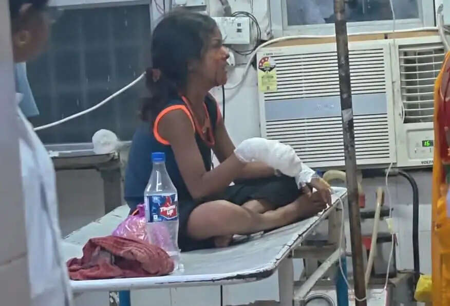 बालू के ढेर पर खेल रहे बच्चों के हाथ में फटी संदिग्ध बोतल, दो मासूम गंभीर रूप से घायल