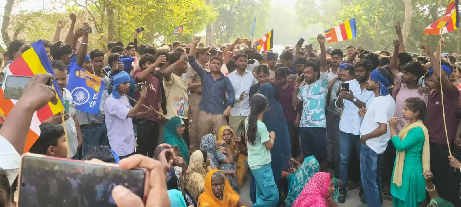 अंबेडकर प्रतिमा खंडित होने से बवाल, ग्रामीणों में आक्रोश, पुलिस जांच में जुटी