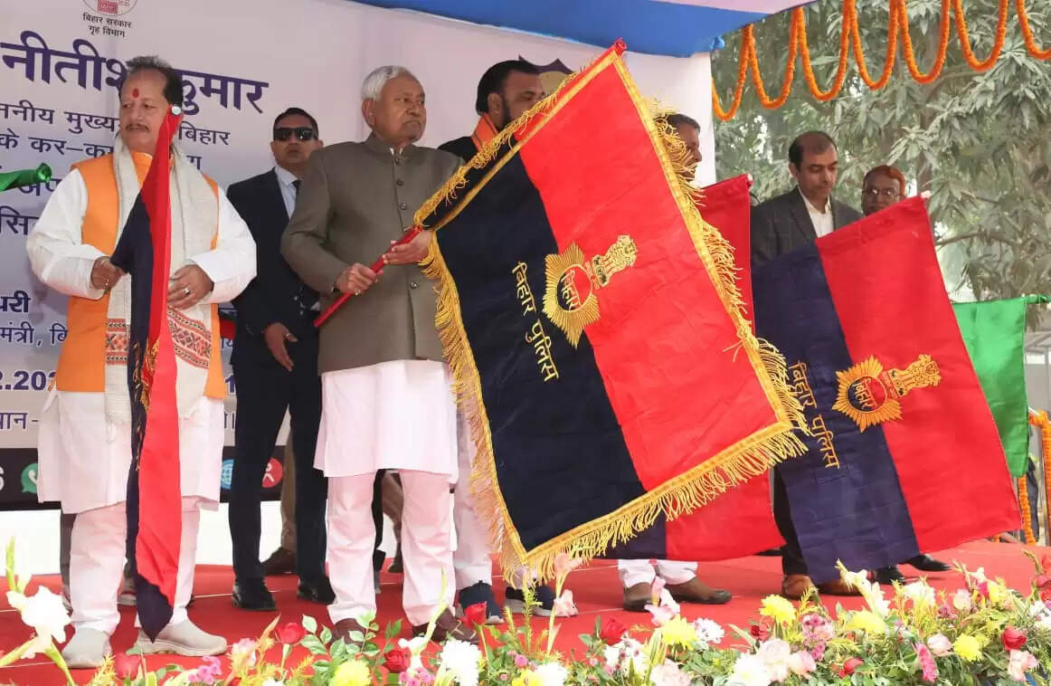 मुख्यमंत्री ने 34 चलंत फॉरेंसिक वाहनों को हरी झंडी दिखाकर किया रवाना