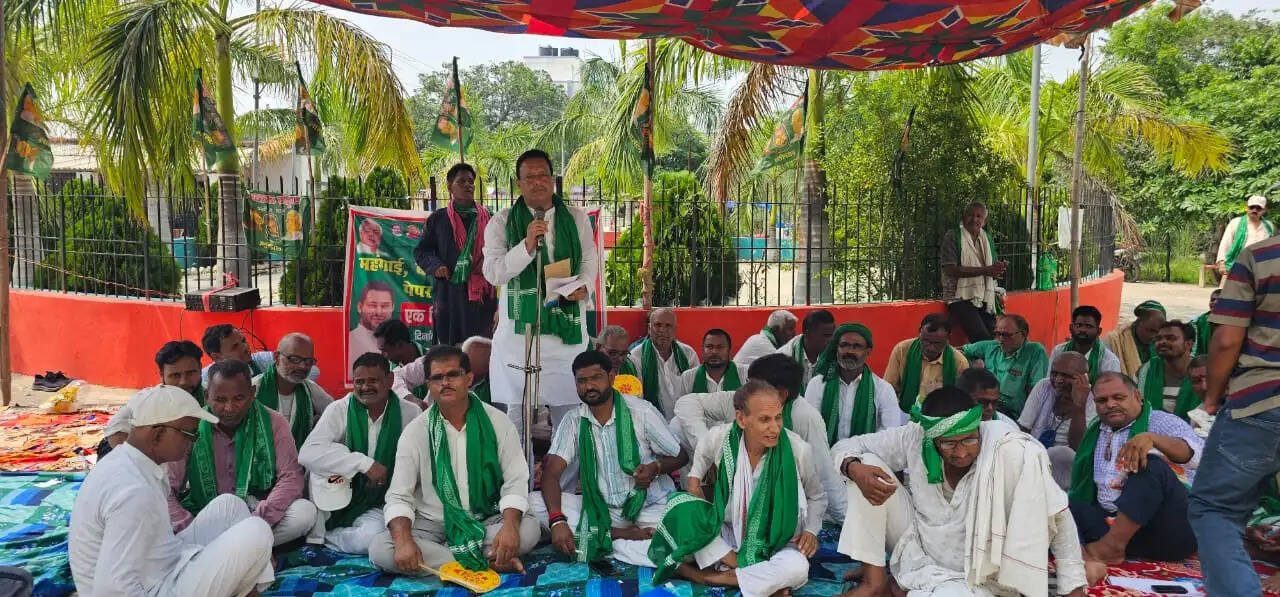 छात्रों के भविष्य के साथ खिलवाड़ कर रही सरकार : चक्रपाणि