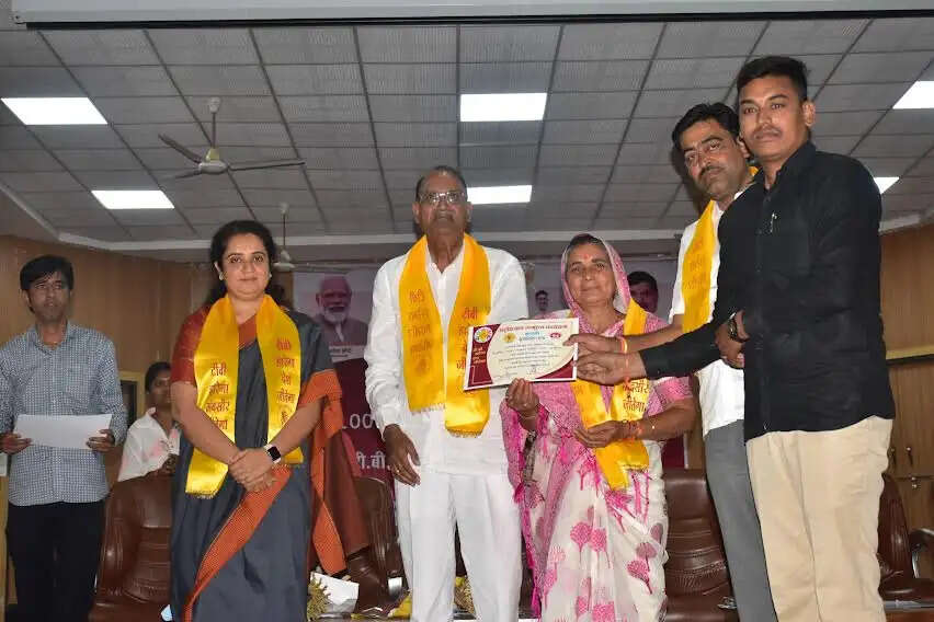 मंदसौरः जिले की 205 ग्राम पंचायत टीबी से मुक्त, सरपंच-सचिव एवं स्वास्थ्य कार्यकर्ता सम्मानित