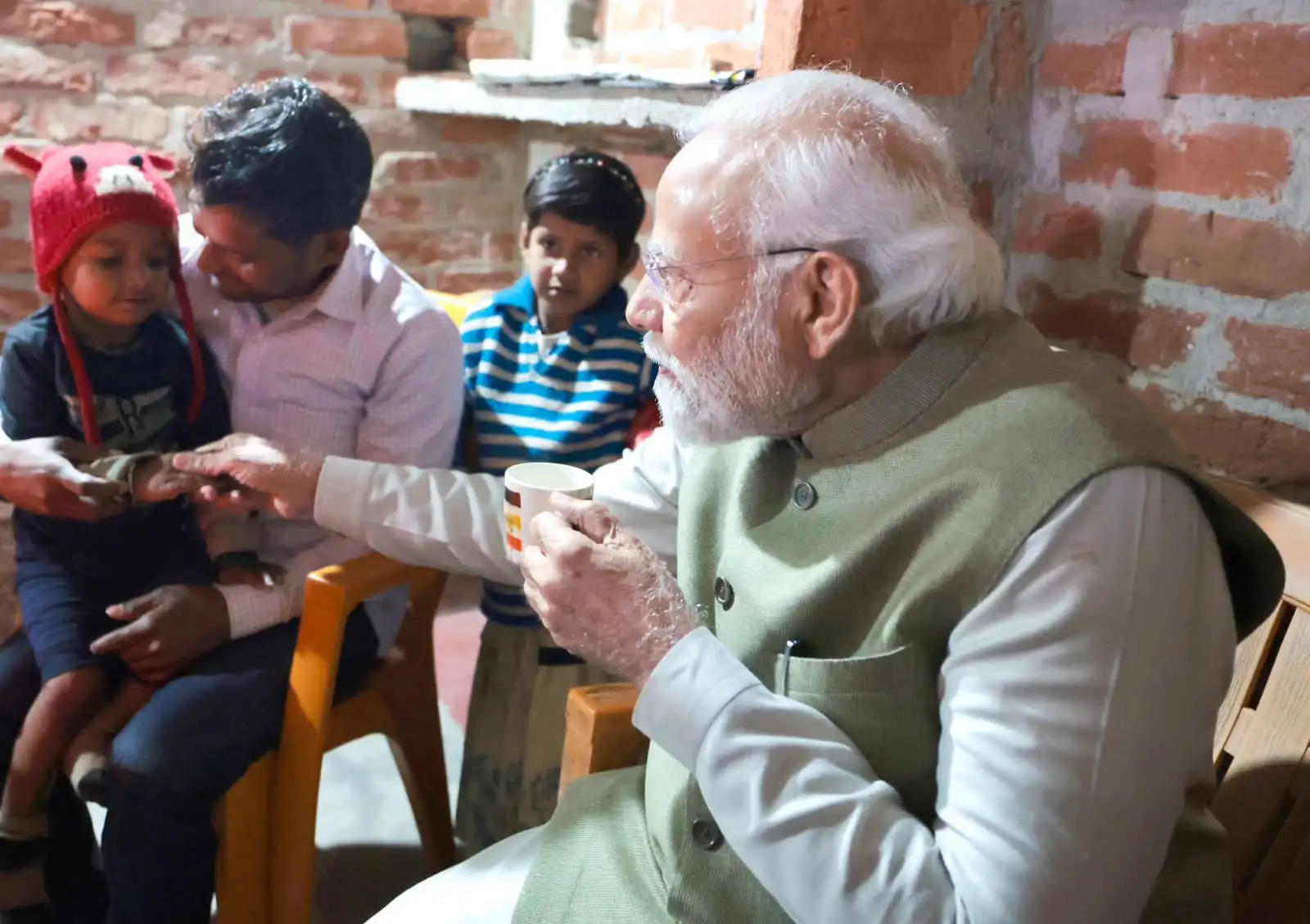 अयोध्या में उज्ज्वला योजना की लाभार्थी के घर अचानक चाय पीने पहुंचे प्रधानमंत्री