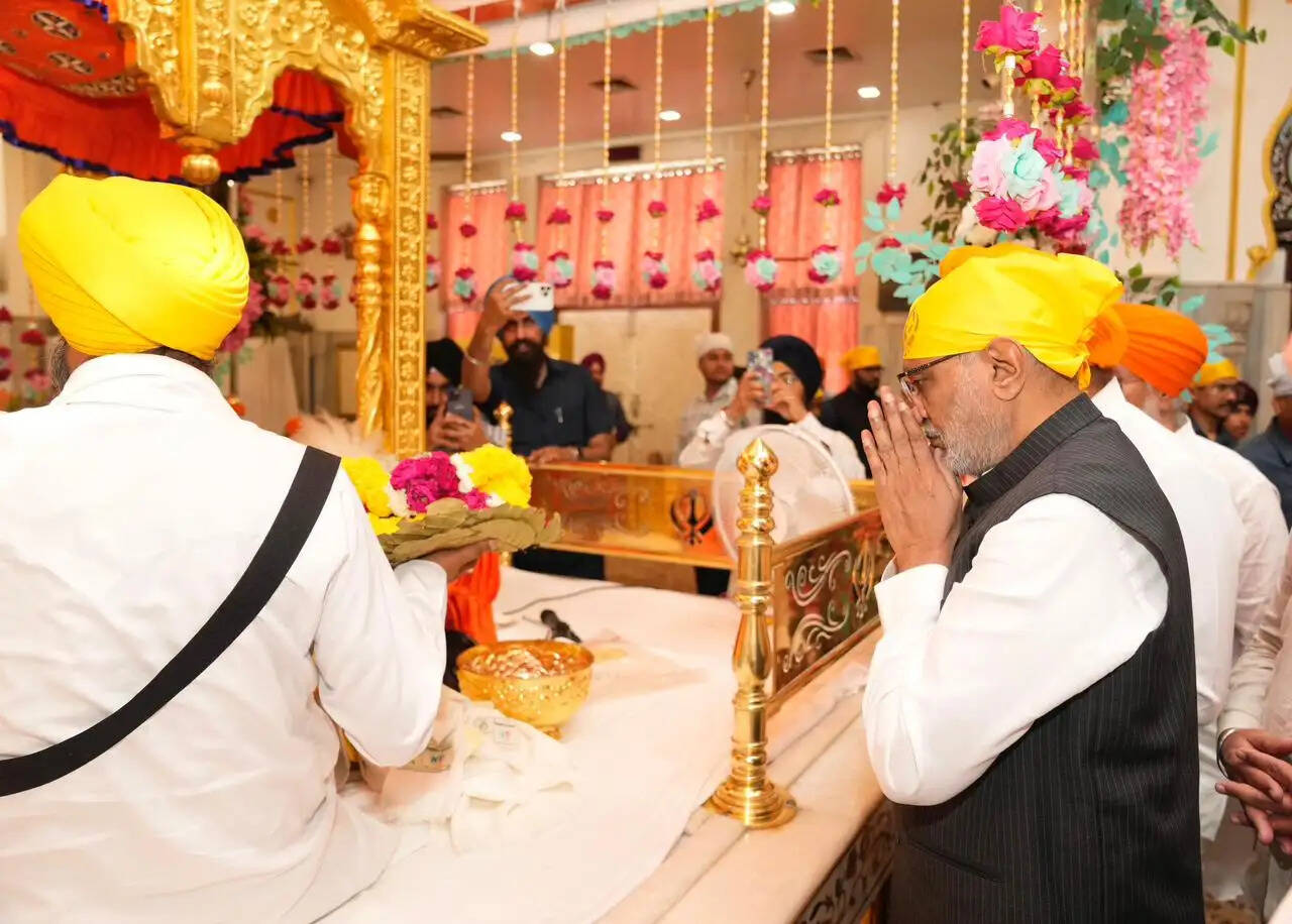 बैसाखी पर्व पर उपराष्ट्रपति ने गुरुद्वारा रकाब गंज साहिब में माथा टेका