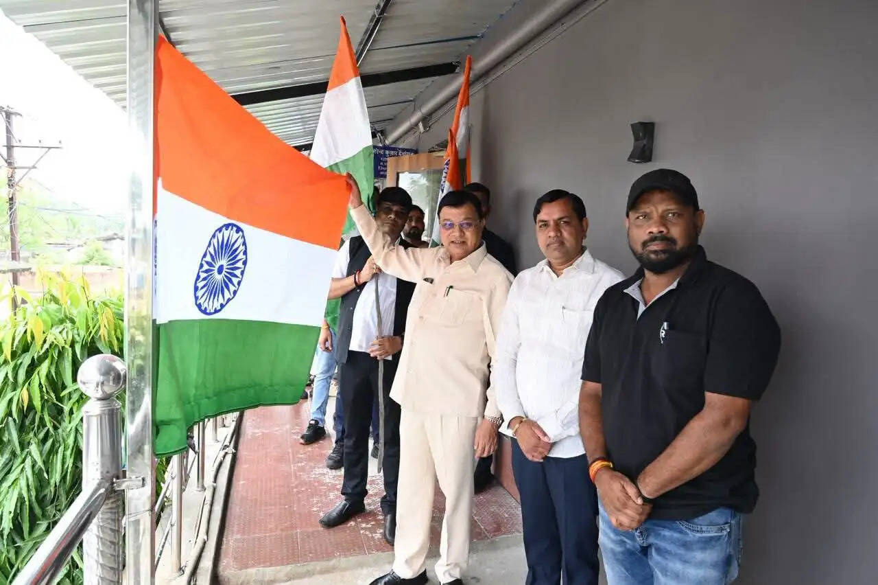 कोरबा : उद्योग मंत्री लखन देवांगन ने फहराया तिरंगा, हर घर तिरंगा अभियान में प्रदेशवासियों से की भागीदारी की अपील