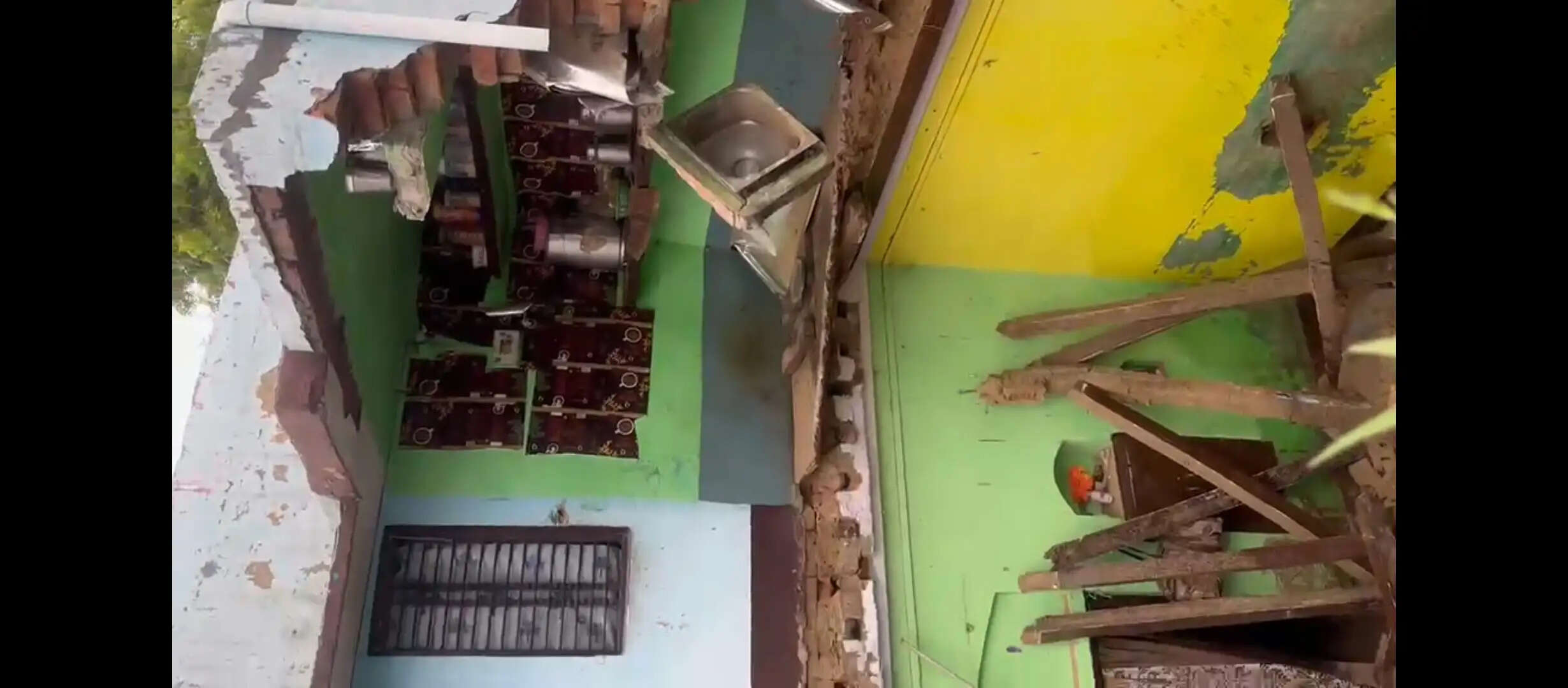 आकाशीय बिजली गिरने से किसान का मकान धराशायी