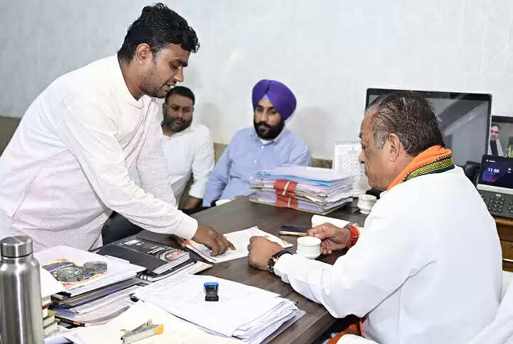 मंत्री जोराराम कुमावत ने आवास पर सुनी समस्याएं