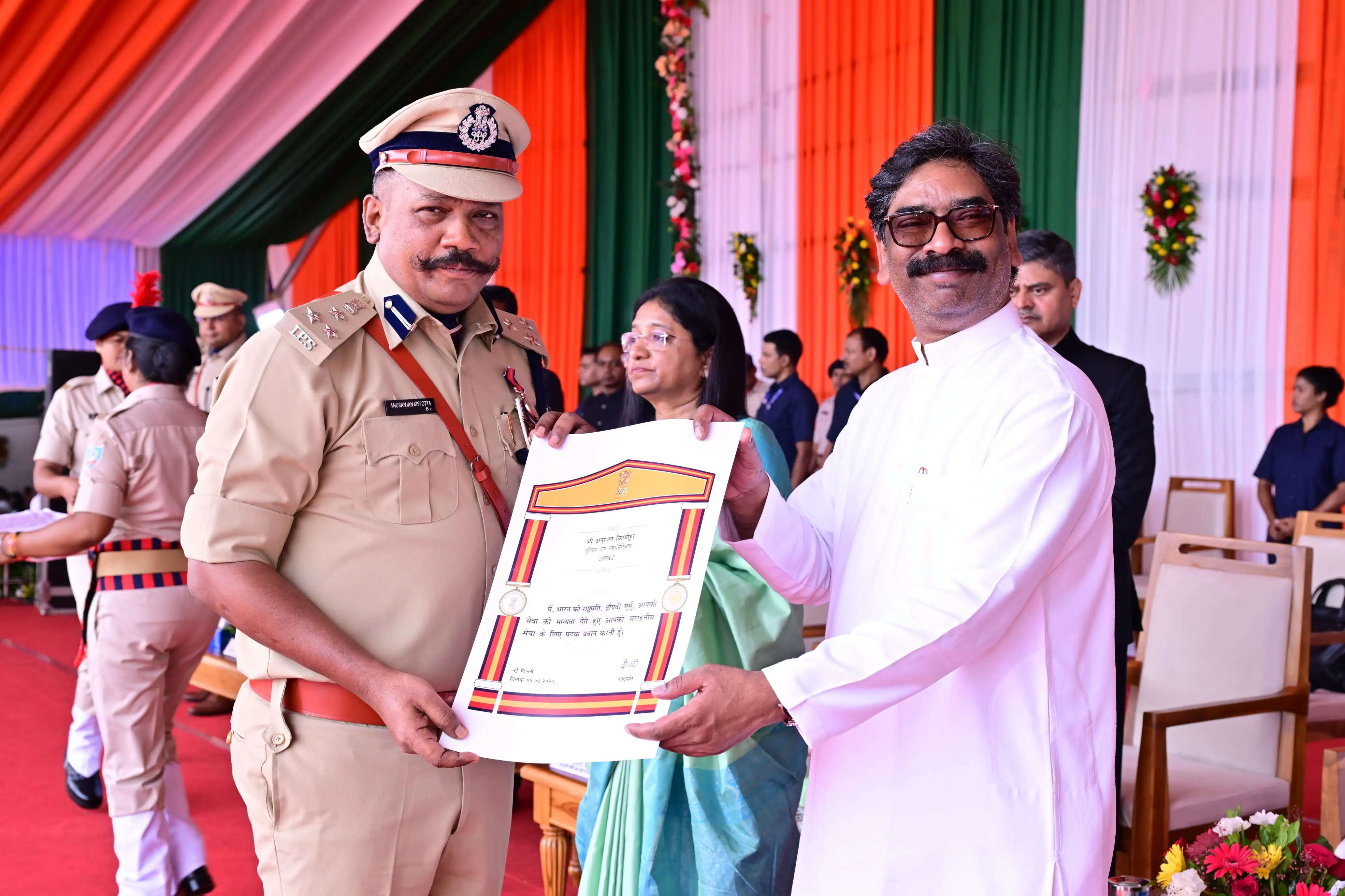 स्वतंत्रता दिवस समारोह में मुख्यमंत्री ने पुलिस अधिकारियों-जवानों को पदक देकर किया सम्मानित