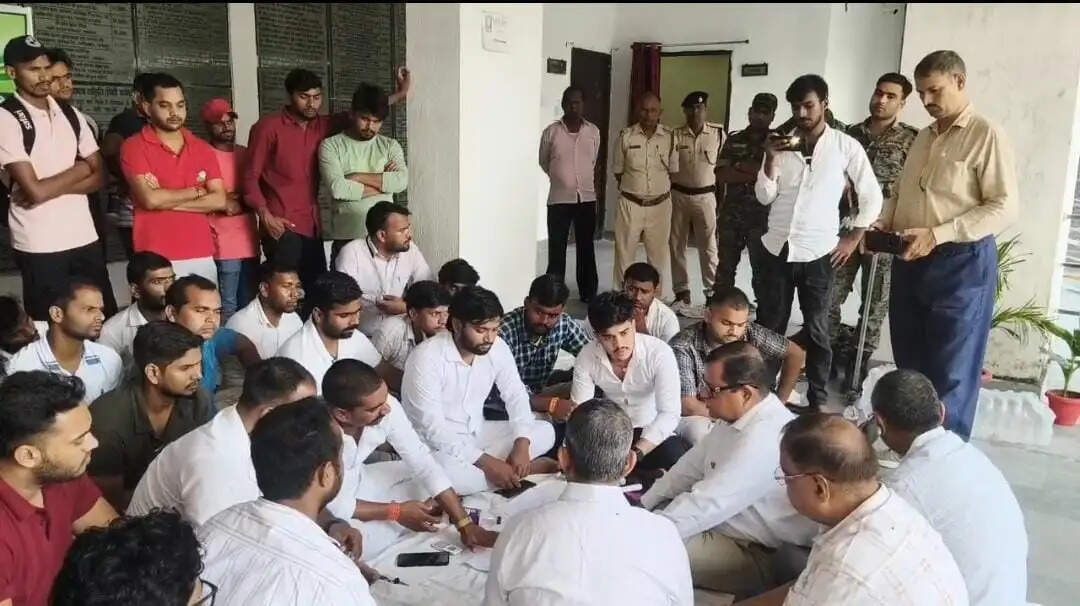 छात्राओं के भवन में चल रहा वित्तीय कमेटी का दफ्तर,खाली कराने की मांग को लेकर छात्रों का फूटा गुस्सा