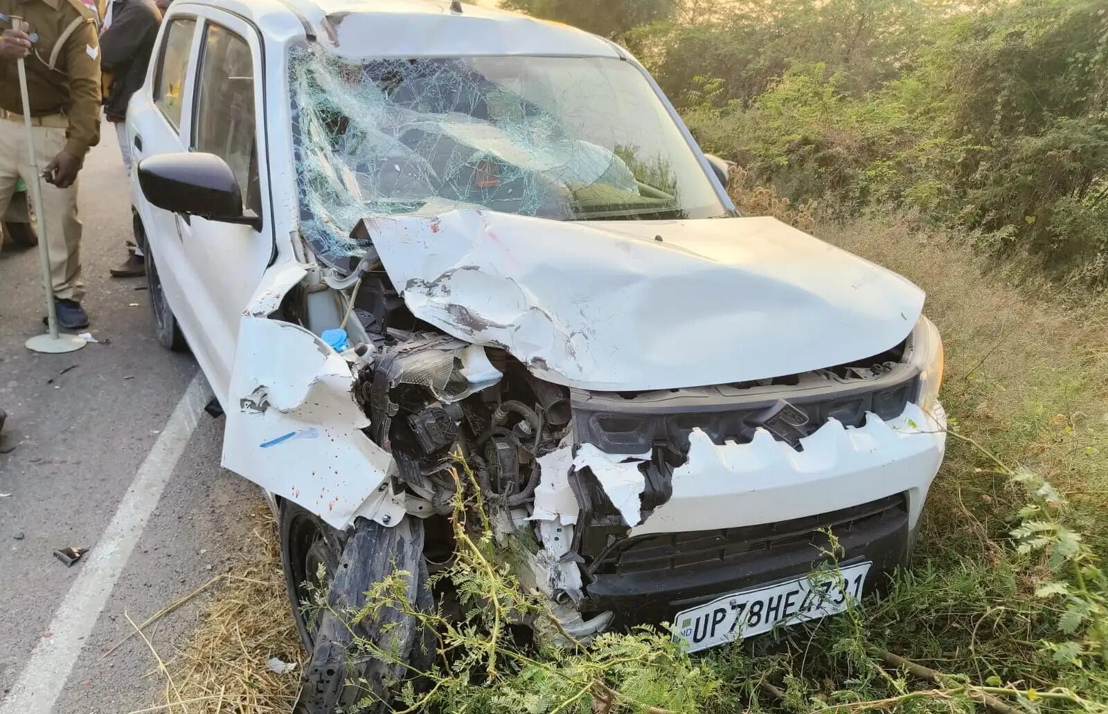 तेज रफ्तार कार की चपेट में बाइक सवार विवाहिता और बच्चे की मौत, चालक गंभीर