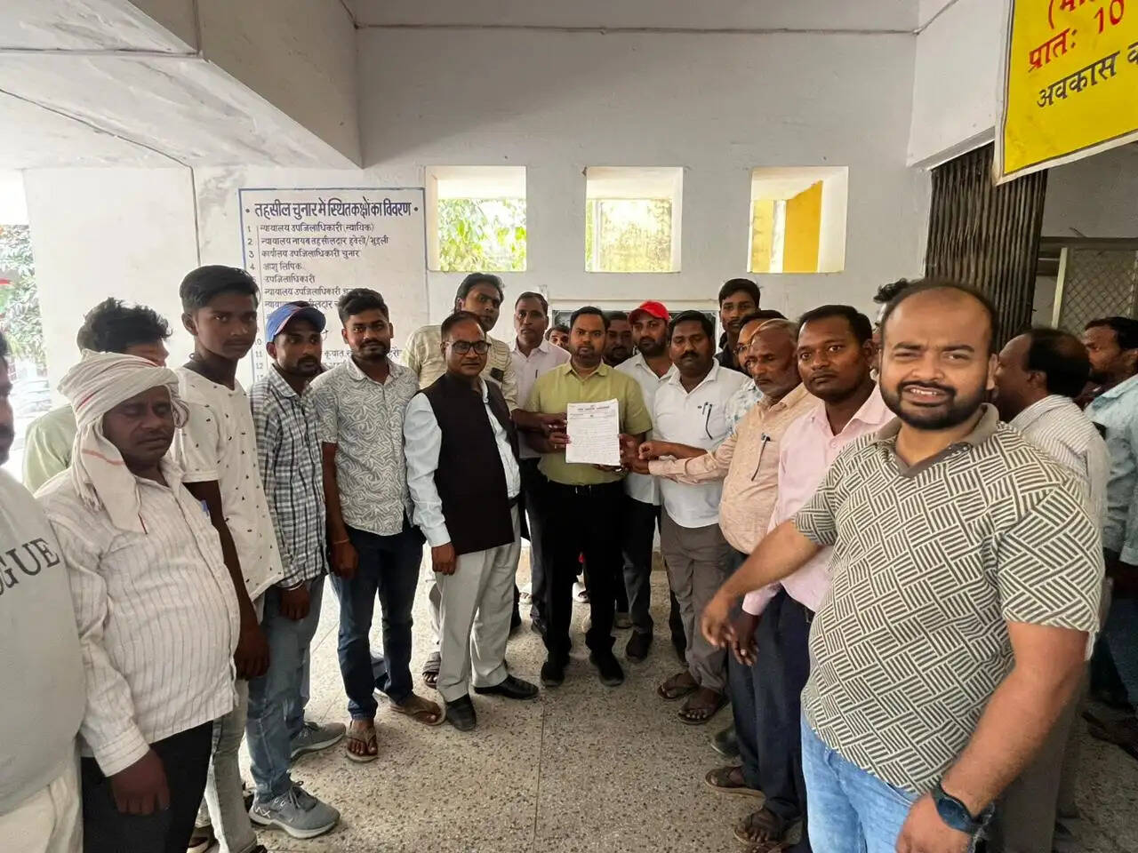 मीरजापुर में क्रेशर प्लांटों की धूल से घुट रहा ग्रामीणों का दम, प्लांट बंद कराने की मांग तेज