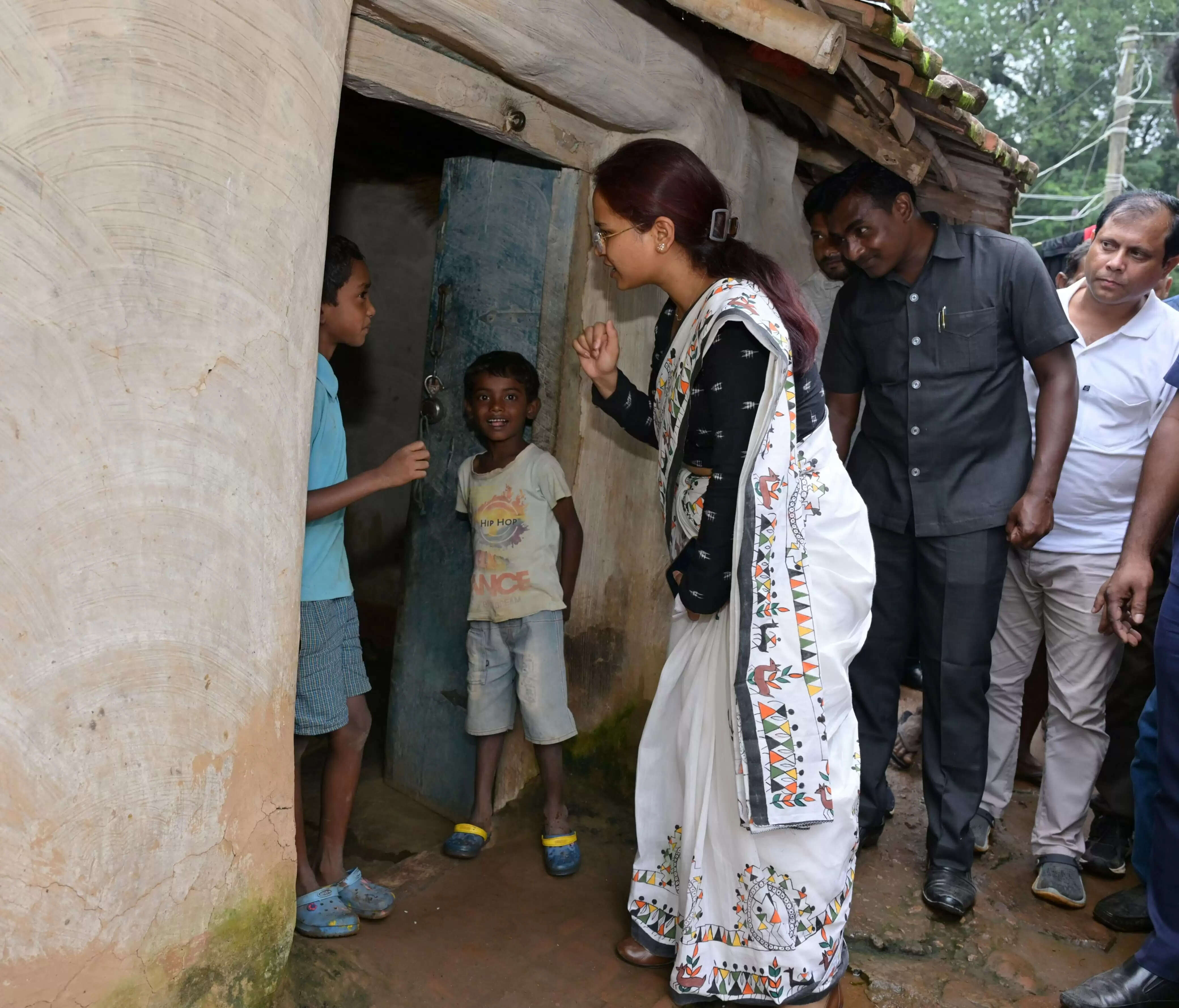 मंत्री ने किया क्षेत्र का भ्रमण, बीमारी और आपदा से मरे लाेगाें के परिजनाें से की मुलाकात