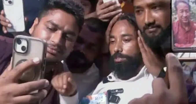 देवेंद्रनाथ महतो सिर्फ नमक पानी पी रहे हैं, आमरण अनशन समाप्त नहीं किया है : सोनम वांगचुक