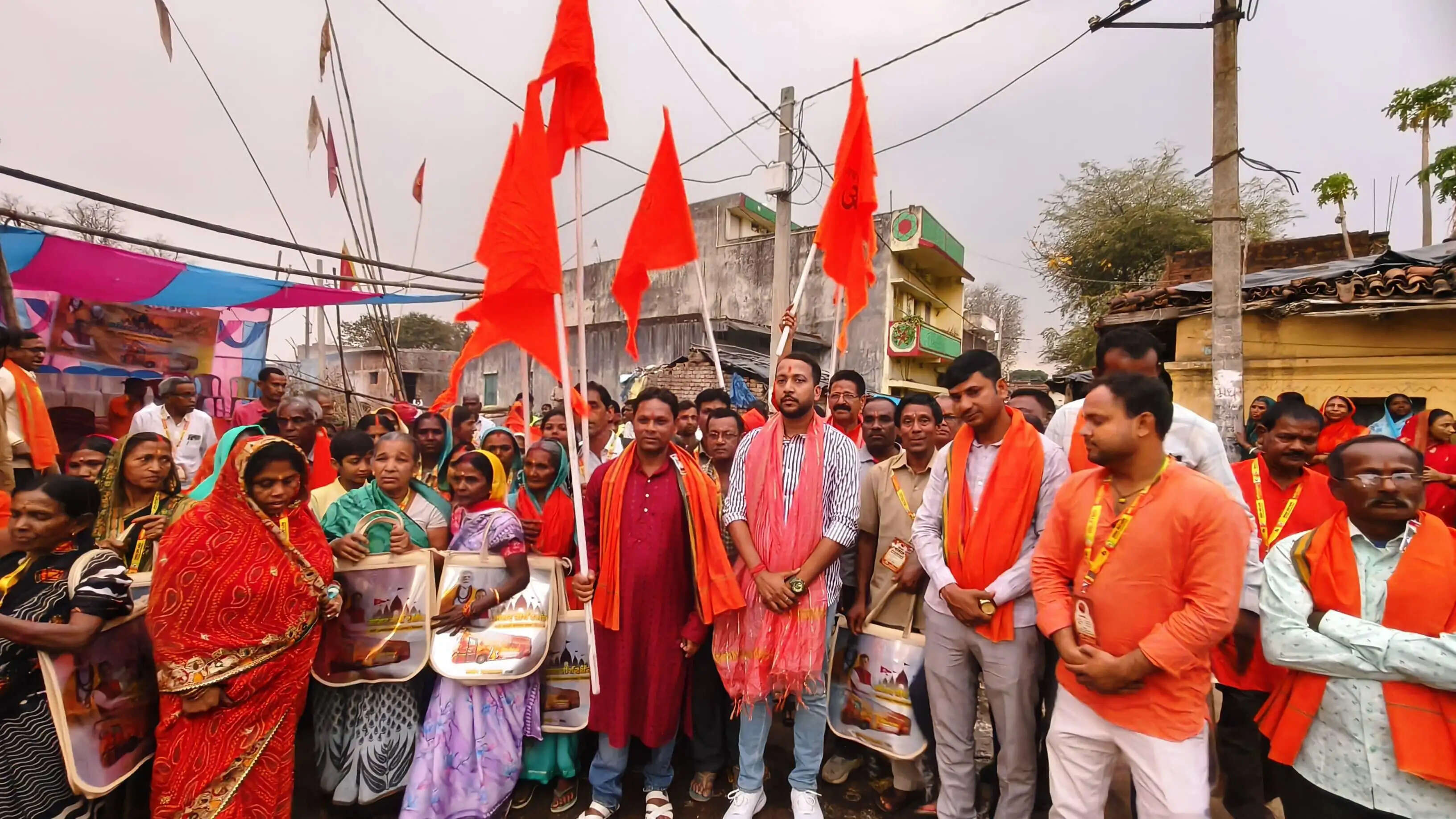 सांसद तीर्थ दर्शन के लिए दुलमी से रवाना हुए श्रद्धालु