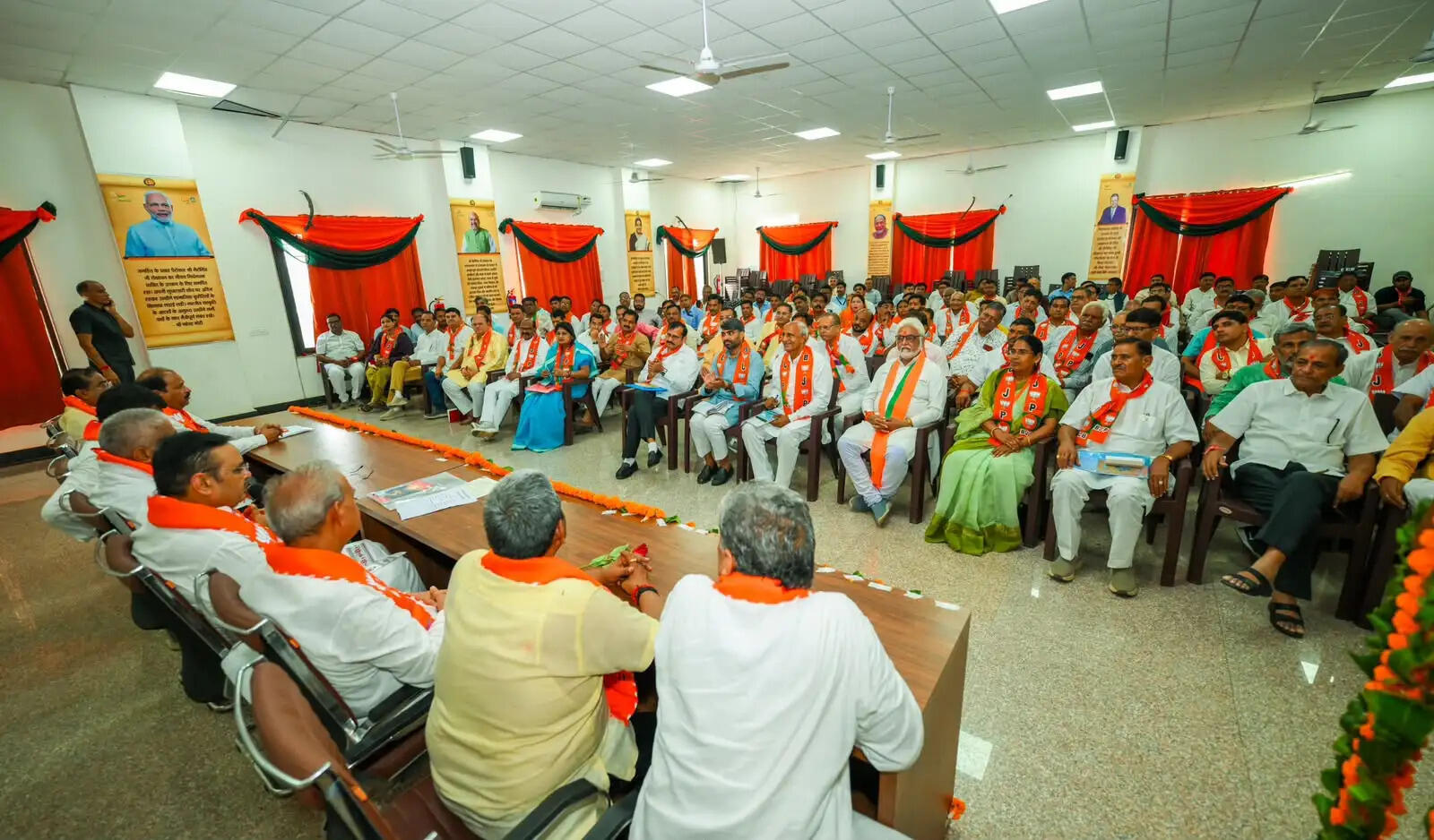 अलवर में नगर निकाय चुनाव को लेकर सीएम भजनलाल शर्मा की संगठनात्मक बैठक, कार्यकर्ताओं से बोले- जीत के लिए जुट जाएं