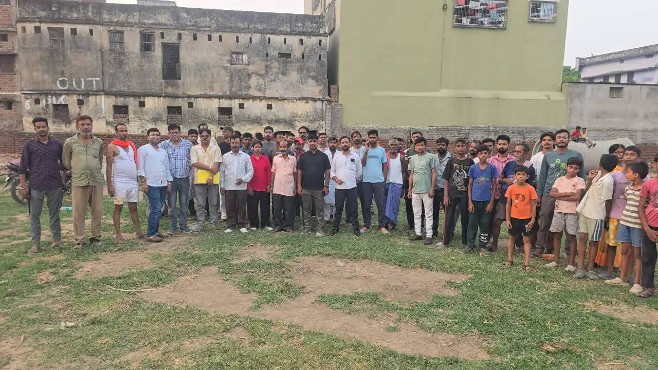 टीएनबी कॉलेजिएट मैदान में पार्क बनवाने को लेकर एकजुट हुए पूर्ववर्ती छात्र