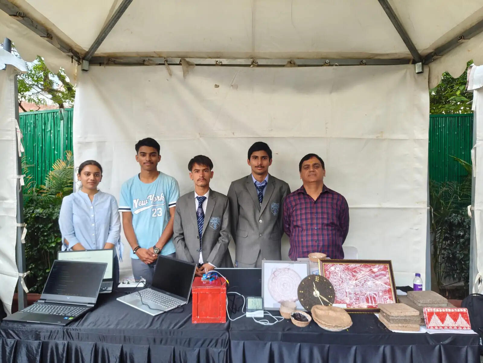 राष्ट्रपति निकेतन में घुड़दौड़ी के पाइन नीडल आधारित मॉडल ने बटोरी प्रशंसा