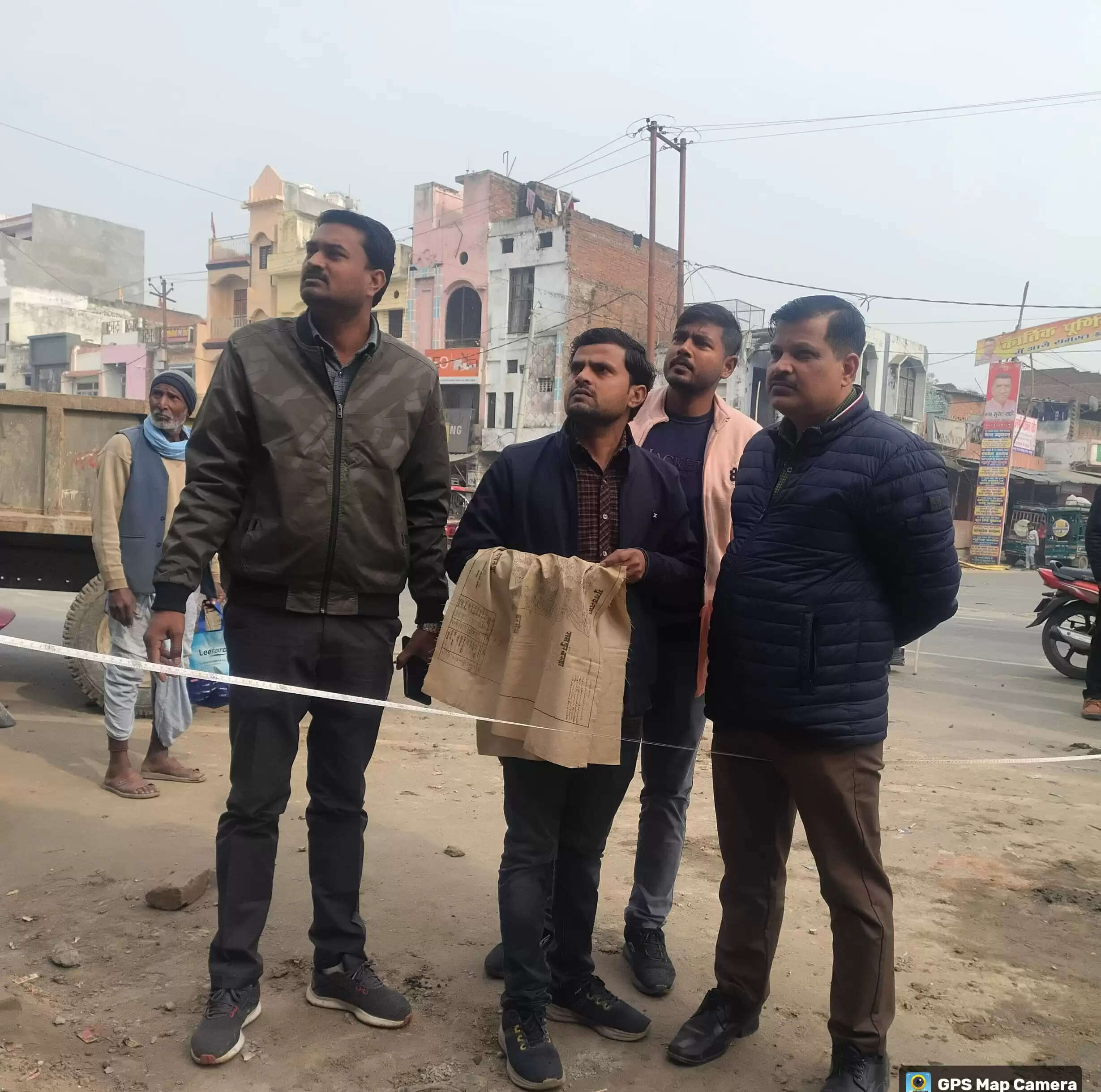 हरगांव के मुख्य चौराहे पर अतिक्रमण हटाने की तैयारी, पालिका प्रशासन ने किया चिह्नांकन