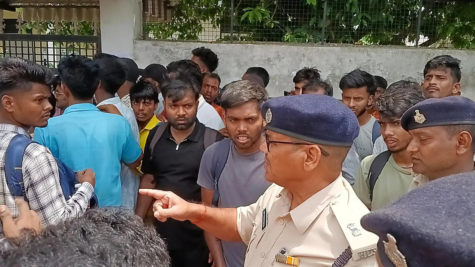 सिपाही भर्ती परीक्षा में नकल का आरोप, सीवान के परीक्षा केंद्र पर अभ्यर्थियों का हंगामा