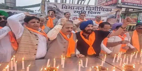 घंटाघर पर दीप-मोमबत्तियां जलाकर विभाजन विभीषिका के हुतात्माओं को दी श्रद्धांजलि