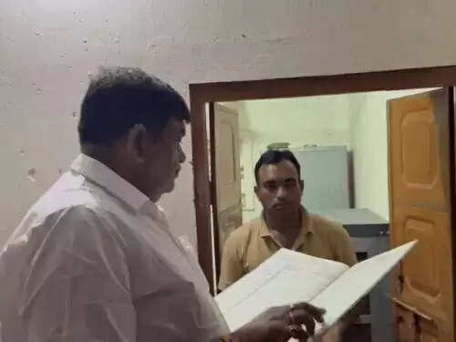 आधी रात को सरिस्का पहुंचे वन मंत्री, सोते मिले कर्मचारी, लगाई फटकार