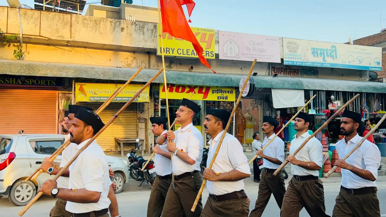 पथ संचलन में पुष्प वर्षा कर किया स्वागत