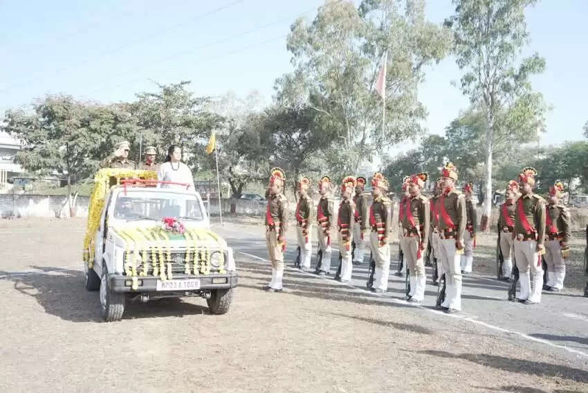 मंदसाैर: होमगार्ड दिवस पर कलेक्टर ने बढ़ाया जवानों का मनोबल, उत्कृष्ट कार्यों का किया सम्मान, परेड की सलामी ली