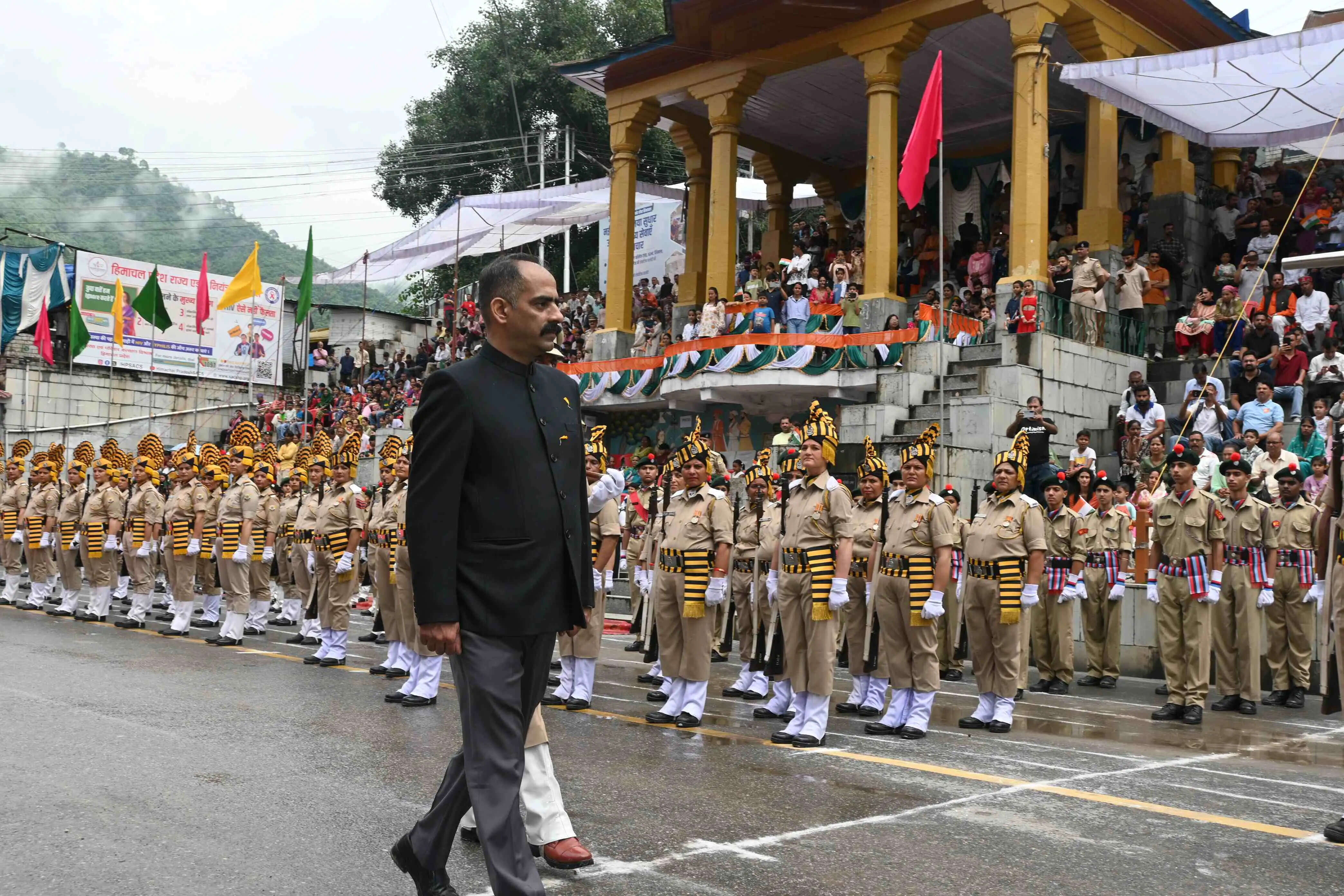 मंडी में ग्रामीण विकास एवं पंचायतीराज मंत्री ने किया ध्वजारोहण, मार्चपास्ट की सलामी ली