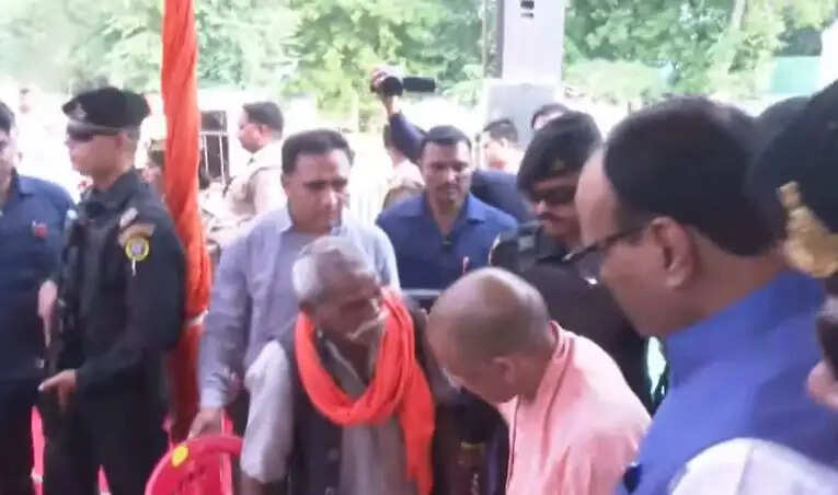 मुख्यमंत्री योगी आदित्यनाथ ने फैजुल्लागंज का स्थलीय व हवाई सर्वेक्षण किया, नैमिष तक तटबंध बनाने के निर्देश