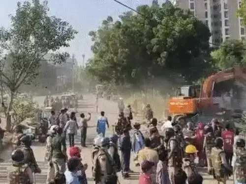 इंदौर&nbsp;में&nbsp;आरई-2 के बाधक मकान हटाने पहुंची टीम पर पथराव, पुलिस ने प्लास्टिक पाइप से खदेड़ा