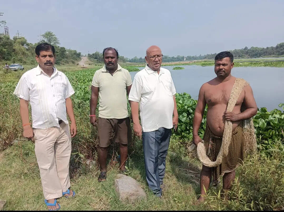 स्वर्णरेखा नदी में हजारों मछलियों की मौत, जांच की मांग