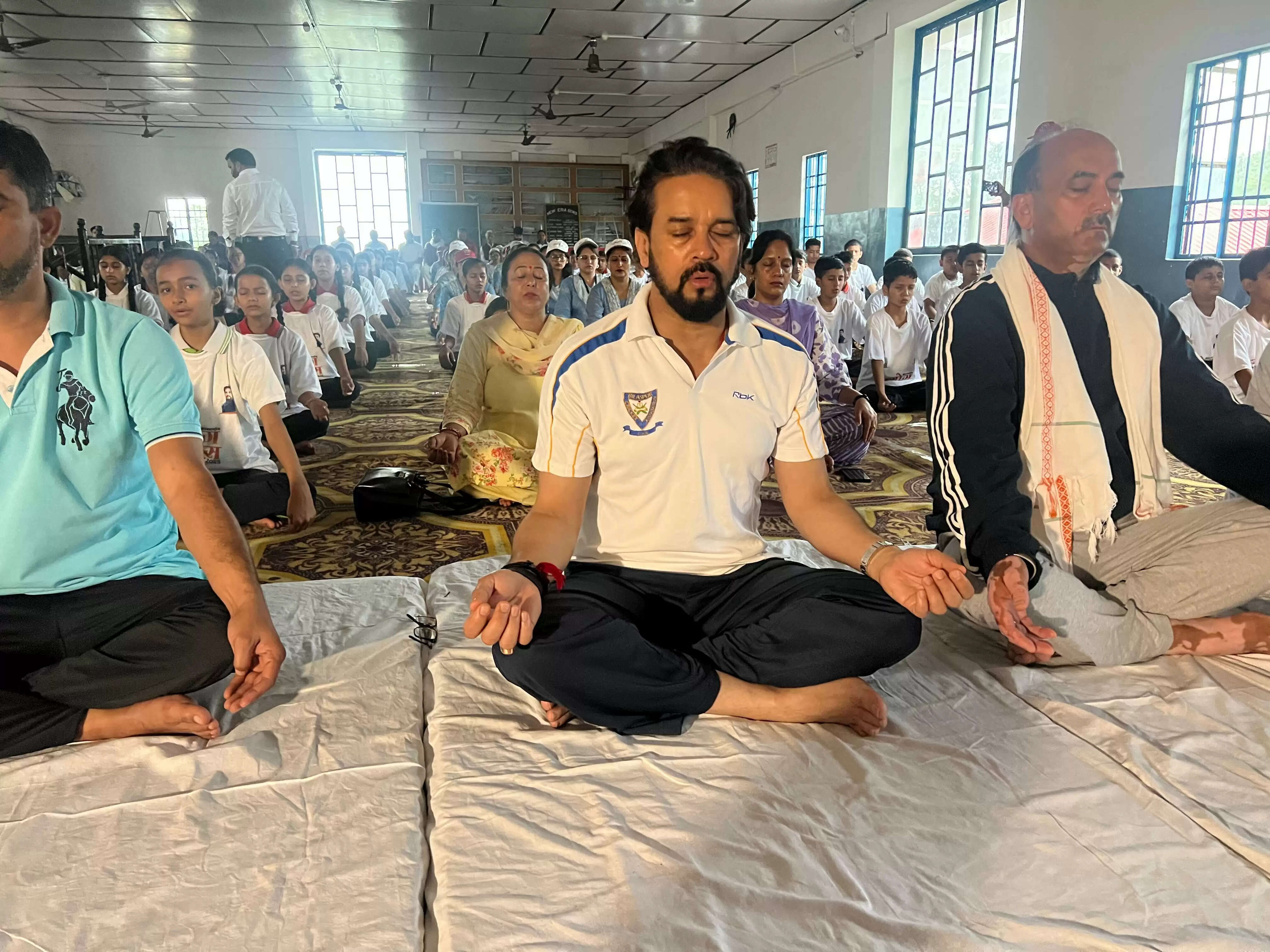 योग दिवस पर अनुराग ठाकुर ने किया योगाभ्यास, कहा—योग से जुड़ें, निरोग रहें