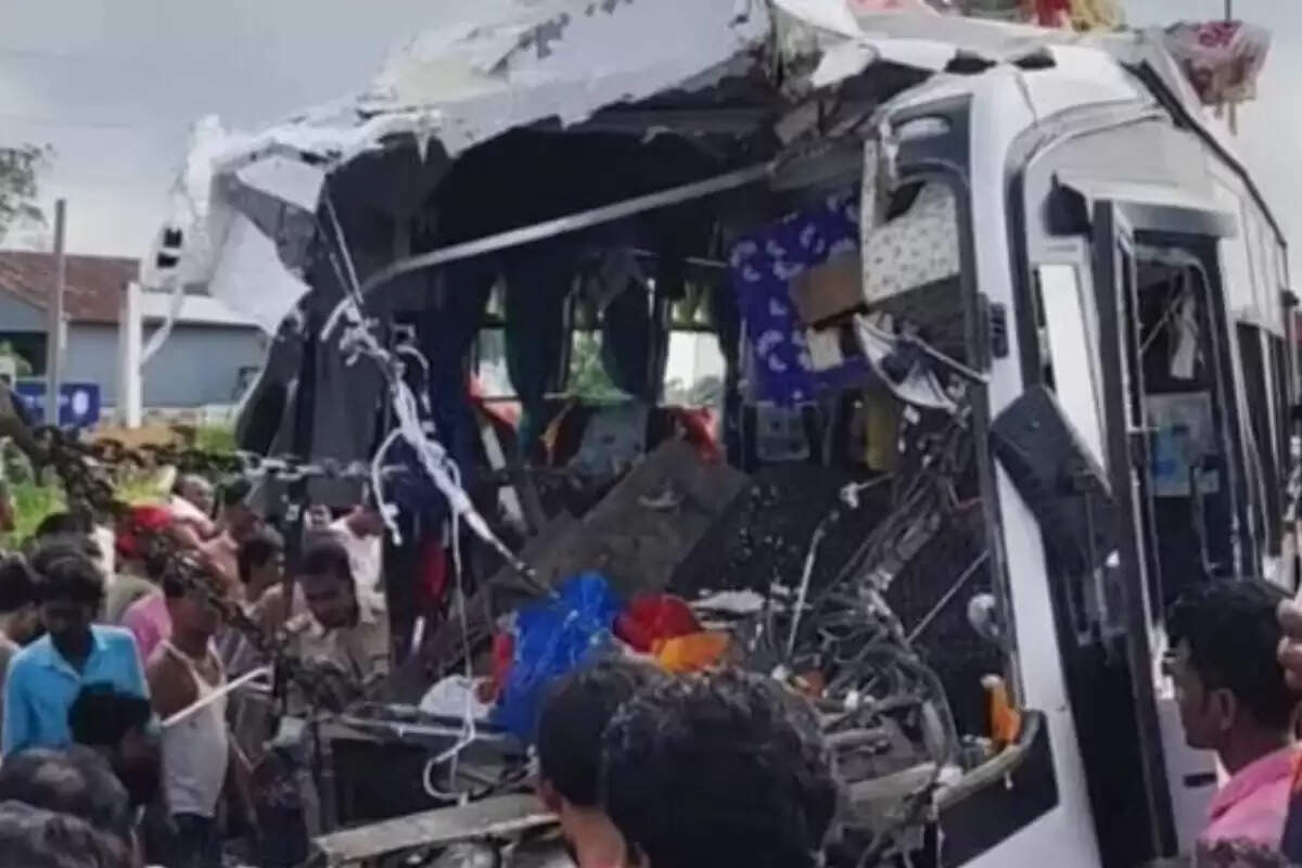 प.बंगाल के वर्धमान में सड़क हादसे में पूर्वी चंपारण के 11 तीर्थयात्रियो की हुई मौत