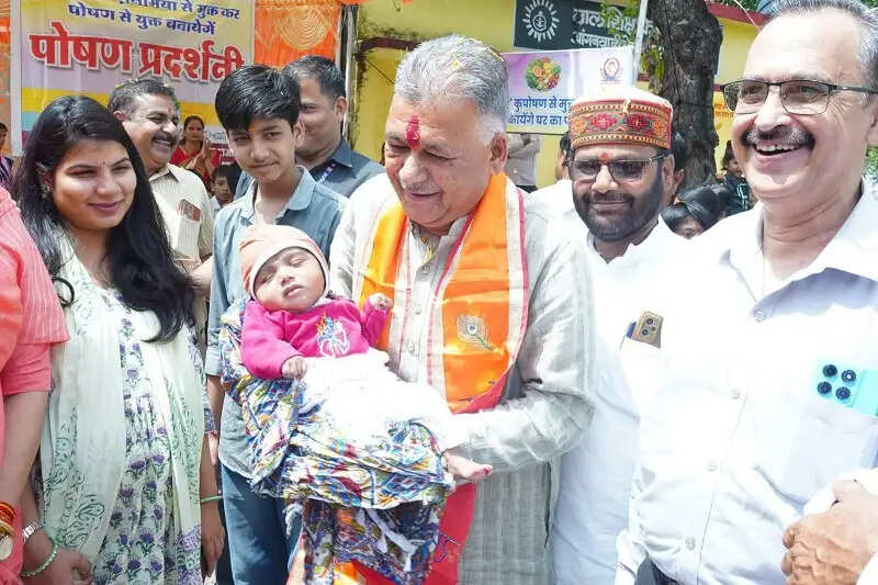 शाजापुरः “आंगन मिलन” कार्यक्रम में मंत्री परमार ने बच्चों एवं माताओं से किया आत्मीय संवाद