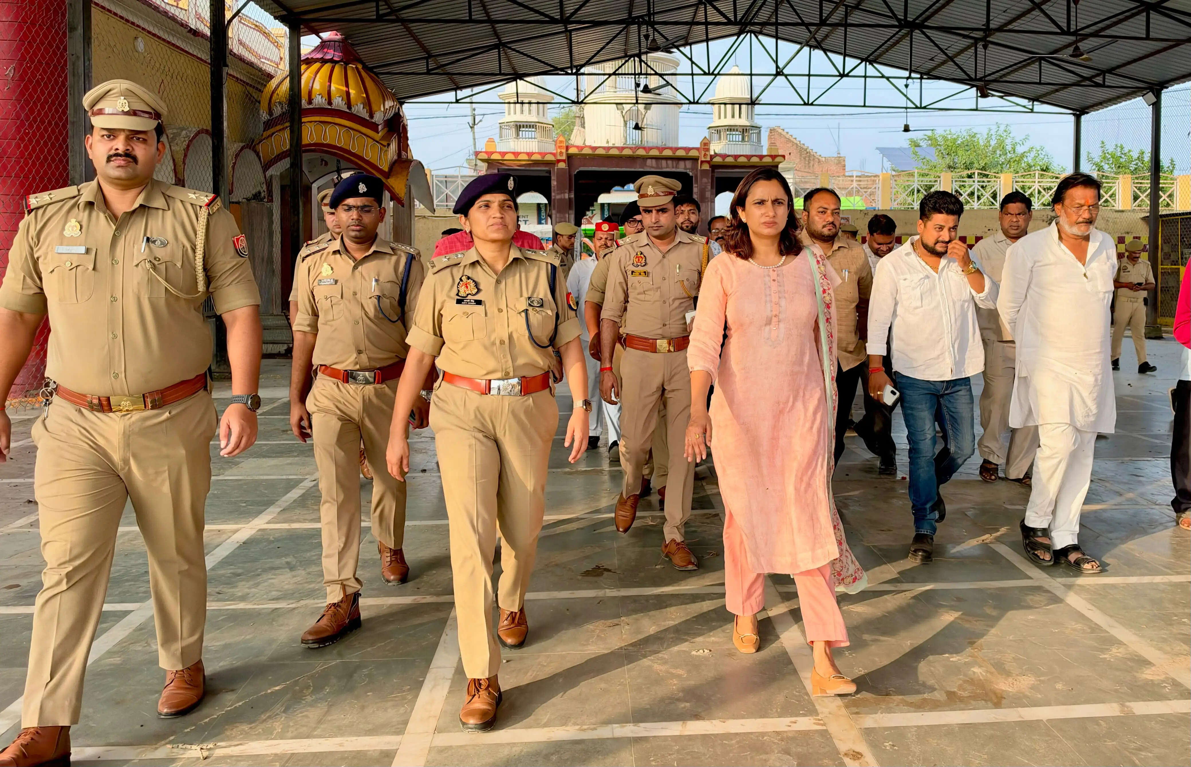 नवरात्र के मद्देनजर डीएम-एसपी ने शहर के देवी मंदिरों का किया निरीक्षण