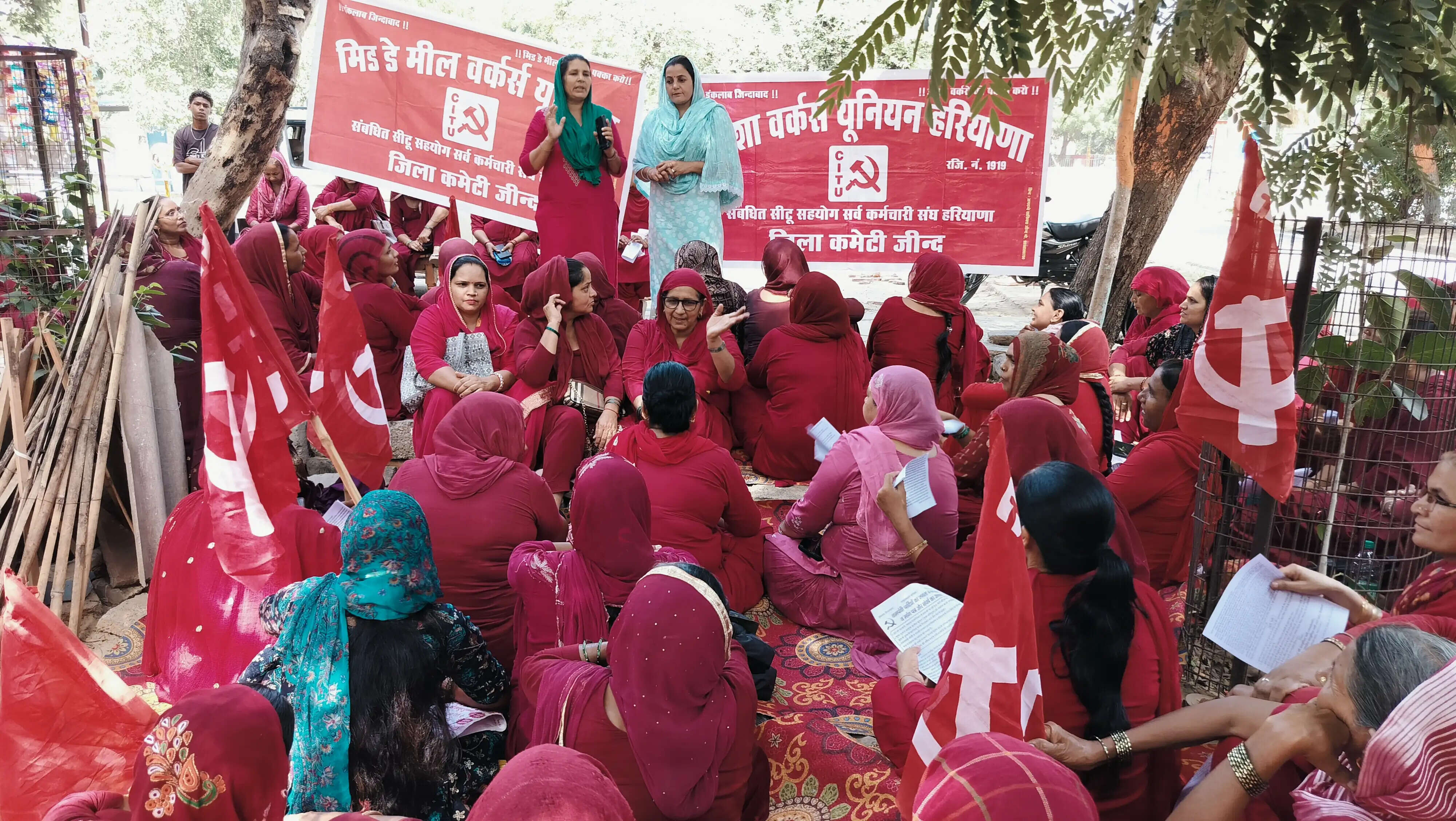 जींद : आशा, मिड-डे मील वर्करों ने किया प्रदर्शन, सांसद प्रतिनिधि को सौंपा ज्ञापन