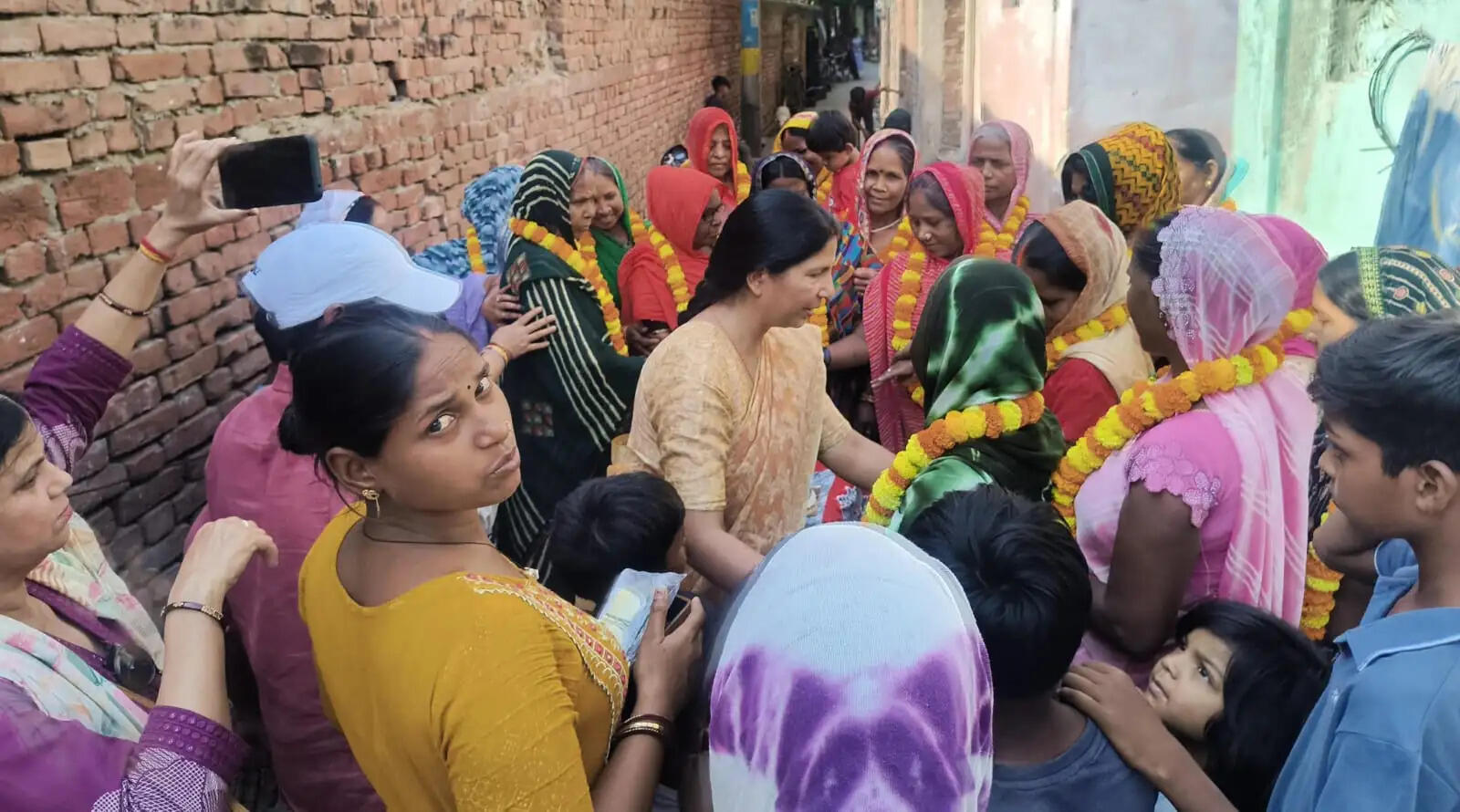 मदर्स डे: घरों में सहायिका का कार्य करने वाली माताओं का पन्नाधाय स्मृति सेवा ने किया सम्मान