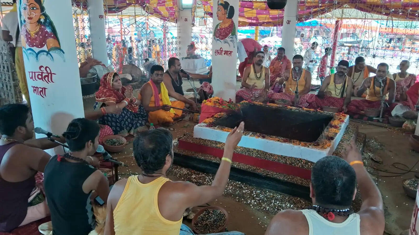 महाविष्णु यज्ञ में भक्ति में डूबे श्रद्धालु